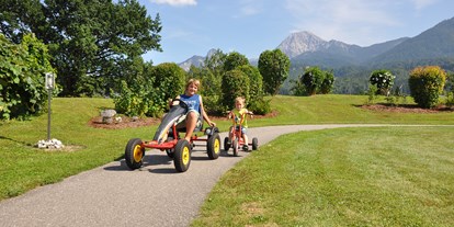Mountainbike Urlaub - Biketransport: Bike-Shuttle - PLZ 9871 (Österreich) - Auf der Go-Kartbahn unterwegs - Ferienwohnungen und Seebungalows am Faaker See - Karglhof OG