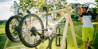 Mountainbike Urlaub - Bikeverleih beim Hotel: Mountainbikes - Reinigungsmöglichkeit im Garten - Ferienwohnungen und Seebungalows am Faaker See - Karglhof OG