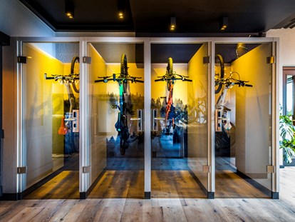 Mountainbike Urlaub - Bikeverleih beim Hotel: Zubehör - Mitterfels - Sportslocker in der Schrauberlounge - natura Hotel Bodenmais