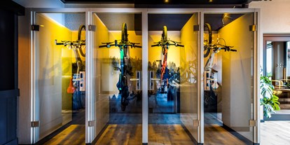 Mountainbike Urlaub - Bikeverleih beim Hotel: Mountainbikes - Sportslocker in der Schrauberlounge - natura Hotel Bodenmais