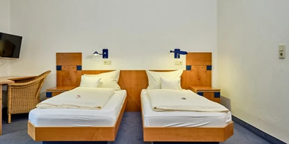 Mountainbike Urlaub - Fahrradwaschplatz - Rieschweiler-Mühlbach - Das Doppelzimmer bietet Platz für zwei Personen. Die Zimmer sind mit einem eigenen Bad/WC sowie einem Queensize-Bett (140/160-200 cm) oder zwei Single Bett bzw. mit einem Kingsize-Bett ( 180-200 cm)ausgestattet. - Apartments & Landhotel Zum Storchennest