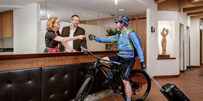 Mountainbike Urlaub - Fahrradraum: vorhanden - Latsch (Trentino-Südtirol) - Wir sind BIKER! Herzlich willkommen in Ihrem BIKER-Hotel Naudererhof!  - Alpin ART & SPA Hotel Naudererhof