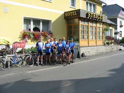 Mountainbike Urlaub - Umgebungsschwerpunkt: Berg - Judenbach - Belgische Bikergruppe vor Gaststätte- und Hoteleingang - Hotel-Gasthaus Steiger mit Ferienhaus und Ferienwohnungen