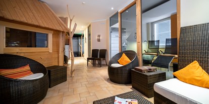 Mountainbike Urlaub - Hotel-Schwerpunkt: Mountainbike & Sightseeing - Soltau - Traumraum Lounge mit finnischer Sauna Kota und Erlebnisdusche  - ANDERS Hotel Walsrode