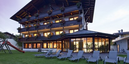 Mountainbike Urlaub - Parkplatz: gebührenpflichtig beim Hotel - Kitzbühel - die Liegewiese: für müde Beine - Landhotel zum Oberwirt