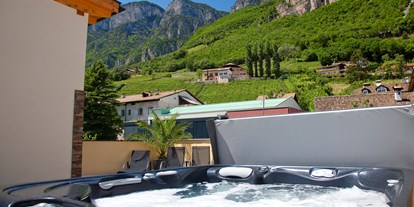 Mountainbike Urlaub - Bikeverleih beim Hotel: E-Mountainbikes - Lana (Trentino-Südtirol) - Whirlpool auf Panorama-Sonnenterrasse  - BikeHotel Terzer