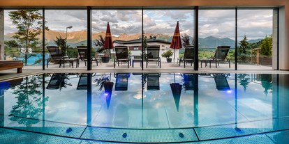 Mountainbike Urlaub - Pools: Innenpool - Grän - Hallenbad mit wunderbarer Aussicht auf die Berge - Sedona Lodge