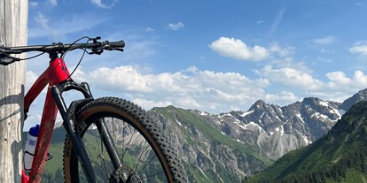 Mountainbike Urlaub - Ladestation Elektroauto - Biketour auf den Lug - Alpen Hotel Post