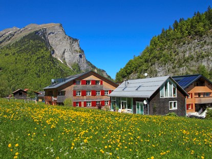 Mountainbike Urlaub - Pools: Innenpool - Außenansicht - Alpen Hotel Post