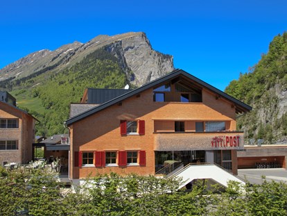 Mountainbike Urlaub - Pools: Innenpool - Außenansicht - Alpen Hotel Post