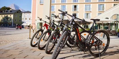 Mountainbike Urlaub - Pools: Außenpool beheizt - Perwang am Grabensee - Platz für Ihr Bike ist auch geboten bei uns. - Hotel Edelweiss-Berchtesgaden