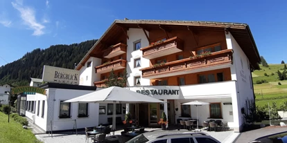 Mountainbike Urlaub - Hotel-Schwerpunkt: Mountainbike & Kulinarik - Scuol - Hoteleingang - Hotel Bergblick