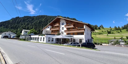 Mountainbike Urlaub - E-Bike Ladestation - Tiroler Oberland - Außenansicht Hotel - Hotel Bergblick