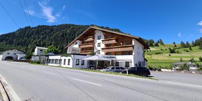 Mountainbike Urlaub - Parkplatz: kostenlos beim Hotel - Lech - Außenansicht Hotel - Hotel Bergblick