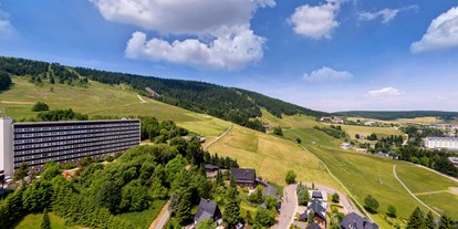 Mountainbike Urlaub - Parkplatz: gebührenpflichtig beim Hotel - Deutschland - Aussicht auf das Hotel im Kurort Oberwiesenthal. - AHORN Hotel Am Fichtelberg 