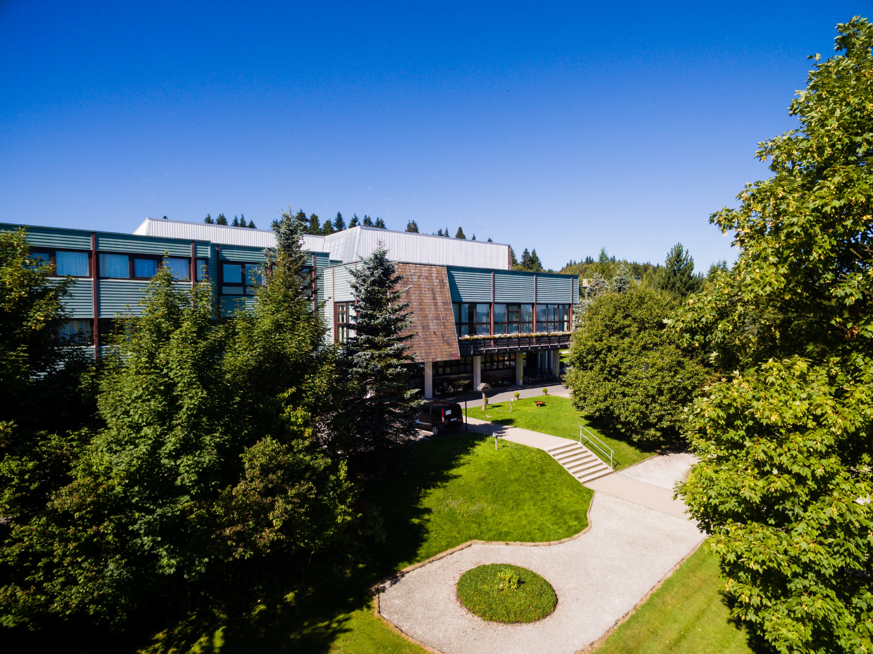 Mountainbikehotel - Außenansicht Sommer - AHORN Waldhotel Altenberg
