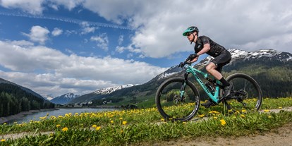 Mountainbike Urlaub - Parkplatz: gebührenpflichtig beim Hotel - Davos Dorf - AlpenGold Hotel Davos