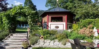 Mountainbike Urlaub - Sauna - Vomp - Großer Garten mit Liegewiese und Kinderspielplatz direkt am Fuße des Wendelstein - Hotel Der Alpenhof