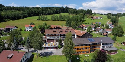 Mountainbike Urlaub - Servicestation - PLZ 94505 (Deutschland) - Aus der Natur ragen die Bäume buchstäblich heraus.  - Hotel der Bäume