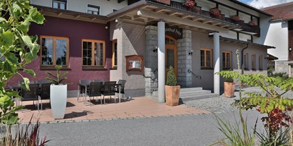 Mountainbike Urlaub - Fahrradwaschplatz - PLZ 94481 (Deutschland) - Der Eingang zum Hotel der Bäume und zu Ihrem Urlaub! - Hotel der Bäume