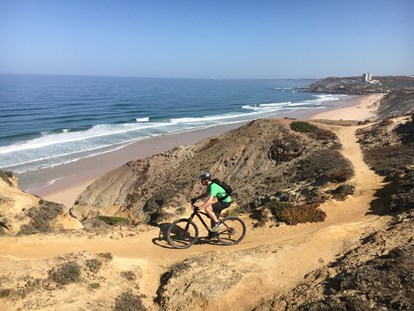 Mountainbike Urlaub - Parkplatz: kostenlos beim Hotel - Da Silva Bike Camp Portugal