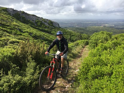 Mountainbike Urlaub - Parkplatz: kostenlos beim Hotel - Da Silva Bike Camp Portugal