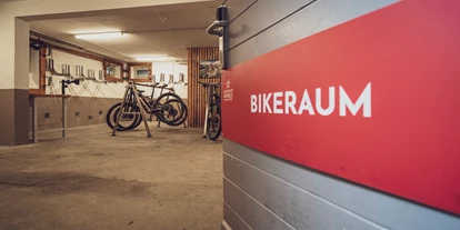 Mountainbike Urlaub - Bikeverleih beim Hotel: E-Mountainbikes - Langwies (Arosa) - Bikeraum - Hotel Strela