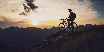 Mountainbike Urlaub - Bikeverleih beim Hotel: E-Mountainbikes - Langwies (Arosa) - Abendstimmung Davos Klosters Mountains - Hotel Strela