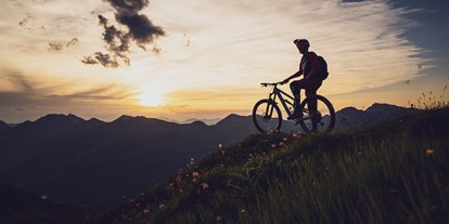 Mountainbike Urlaub - E-Bike Ladestation - Champfèr - Abendstimmung Davos Klosters Mountains - Hotel Strela