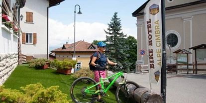 Mountainbike Urlaub - Biketransport: öffentliche Verkehrsmittel - VESIO DI TREMOSINE - ALBERGO DUE SPADE