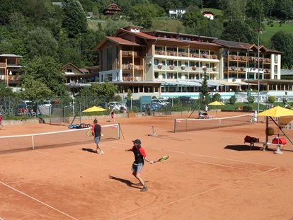 Mountainbike Urlaub - Elektrolytgetränke - Molzbichl - Tenniscourts beim Brennseehof - Familien Sporthotel Brennseehof