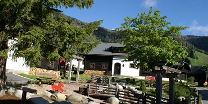 Mountainbike Urlaub - Hotel-Schwerpunkt: Mountainbike & Familie - Unterdöbernitzen - Dorfplatz Dorf Kleinwild - Slow Travel Resort Kirchleitn