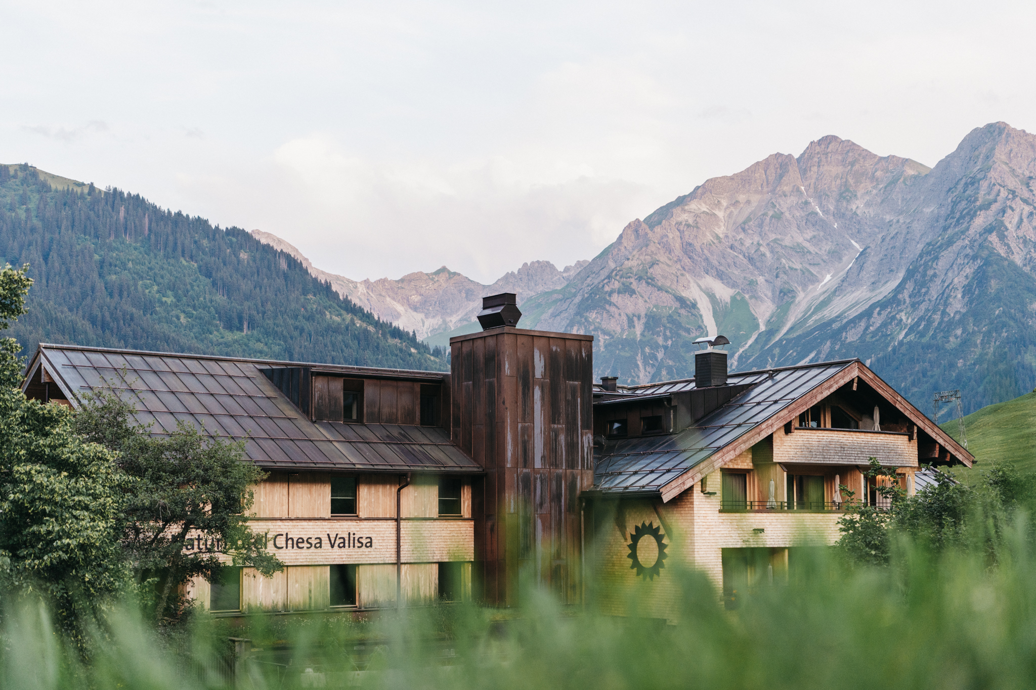 Mountainbike Urlaub: Rückseite vom Stammhaus mit Bergblick - Das Naturhotel Chesa Valisa****s