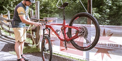 Mountainbike Urlaub - Biketransport: sonstige Transportmöglichkeiten - Schönau am Königssee - Eigene Bikewaschstation vor dem Hotel - Hotel Astrid
