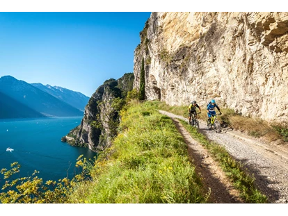 Mountainbike Urlaub - Fahrradraum: videoüberwacht - Trentino-Südtirol - Ponale - MTB Tour - Hotel Santoni Freelosophy