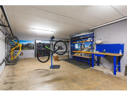 Mountainbike Urlaub - Reparaturservice - Fahrradkeller Ueberwacht mit Alarm 24H  - Hotel Santoni Freelosophy