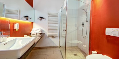 Mountainbike Urlaub - PLZ 83454 (Deutschland) - Badezimmer Doppelzimmer Design Plus - AlpenParks Hotel Maria Alm