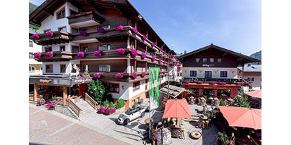 Mountainbike Urlaub - Parkplatz: gebührenpflichtig in Gehweite - Hinterthal - eva,VILLAGE****S Hotel mitten in Saalbach direkt an den Gondeln, Trails, Bikepark und Guiding von Bike'n Soul - eva, VILLAGE