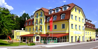 Mountainbike Urlaub - PLZ 8982 (Österreich) - Hotel und Restaurant Kirchenwirt Aigen
Wir machen Ihre Träume wahr
Unser traditioneller Familienbetrieb im Ortskern von Aigen im Ennstal ist in den letzten Jahren kräftig gewachsen –
ein großer Saal und Restaurantbereich mit Terrasse sowie ein Hoteltrakt mit 21 Komfortzimmern wurde geschaffen.
Durch dieses Angebot können wir jetzt noch besser auf die Wünsche unserer Gäste eingehen.
Wir freuen uns, Sie willkommen heißen zu dürfen.
Ihre Familie Fritz und das Kirchenwirt-Team - Kirchenwirt Aigen