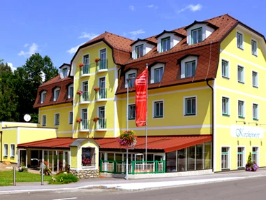 Mountainbikehotel: Hotel und Restaurant Kirchenwirt Aigen
Wir machen Ihre Träume wahr
Unser traditioneller Familienbetrieb im Ortskern von Aigen im Ennstal ist in den letzten Jahren kräftig gewachsen –
ein großer Saal und Restaurantbereich mit Terrasse sowie ein Hoteltrakt mit 21 Komfortzimmern wurde geschaffen.
Durch dieses Angebot können wir jetzt noch besser auf die Wünsche unserer Gäste eingehen.
Wir freuen uns, Sie willkommen heißen zu dürfen.
Ihre Familie Fritz und das Kirchenwirt-Team - Kirchenwirt Aigen