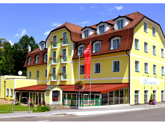 Mountainbikehotel: Hotel und Restaurant Kirchenwirt Aigen
Wir machen Ihre Träume wahr
Unser traditioneller Familienbetrieb im Ortskern von Aigen im Ennstal ist in den letzten Jahren kräftig gewachsen –
ein großer Saal und Restaurantbereich mit Terrasse sowie ein Hoteltrakt mit 21 Komfortzimmern wurde geschaffen.
Durch dieses Angebot können wir jetzt noch besser auf die Wünsche unserer Gäste eingehen.
Wir freuen uns, Sie willkommen heißen zu dürfen.
Ihre Familie Fritz und das Kirchenwirt-Team - Kirchenwirt Aigen