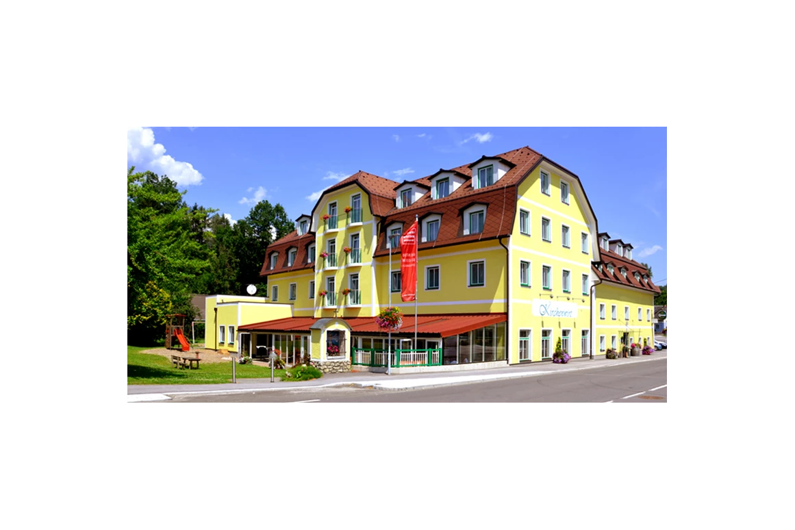 Mountainbikehotel: Hotel und Restaurant Kirchenwirt Aigen
Wir machen Ihre Träume wahr
Unser traditioneller Familienbetrieb im Ortskern von Aigen im Ennstal ist in den letzten Jahren kräftig gewachsen –
ein großer Saal und Restaurantbereich mit Terrasse sowie ein Hoteltrakt mit 21 Komfortzimmern wurde geschaffen.
Durch dieses Angebot können wir jetzt noch besser auf die Wünsche unserer Gäste eingehen.
Wir freuen uns, Sie willkommen heißen zu dürfen.
Ihre Familie Fritz und das Kirchenwirt-Team - Kirchenwirt Aigen