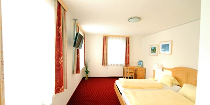 Mountainbike Urlaub - PLZ 8982 (Österreich) - Unsere Komfortzimmer 25 – 32 m²
    19 Doppelzimmer
    2 Familienzimmer mit getrennten Schlafräumen
Die Komfortzimmer im neuen Hoteltrakt überzeugen durch ihre hochwertige Ausstattung und das geschmackvolle Ambiente. Die großzügige Raumgröße lässt viel Freiraum und gewährt ein angenehmes Wohngefühl.
    Ausstattung mit Fichten-Vollholzmöbeln
    Schreibtisch
    Teilweise mit französischem Balkon sowie Doppelschlaf-Couch
    Großes Bad mit barrierefreiem Duscheinstieg
    Dusche/WC getrennt (mit Bodenheizung)
    Hochwertiger Teppichboden
    Flatscreen TV mit Kabelanschluss
    Kostenloser Internet-Zugang (WLAN + plug and Play)
    Zimmersafe
    Kostenlose Dusch- und Waschcreme, Fön - Kirchenwirt Aigen