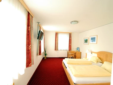 Mountainbikehotel: Unsere Komfortzimmer 25 – 32 m²
    19 Doppelzimmer
    2 Familienzimmer mit getrennten Schlafräumen
Die Komfortzimmer im neuen Hoteltrakt überzeugen durch ihre hochwertige Ausstattung und das geschmackvolle Ambiente. Die großzügige Raumgröße lässt viel Freiraum und gewährt ein angenehmes Wohngefühl.
    Ausstattung mit Fichten-Vollholzmöbeln
    Schreibtisch
    Teilweise mit französischem Balkon sowie Doppelschlaf-Couch
    Großes Bad mit barrierefreiem Duscheinstieg
    Dusche/WC getrennt (mit Bodenheizung)
    Hochwertiger Teppichboden
    Flatscreen TV mit Kabelanschluss
    Kostenloser Internet-Zugang (WLAN + plug and Play)
    Zimmersafe
    Kostenlose Dusch- und Waschcreme, Fön - Kirchenwirt Aigen