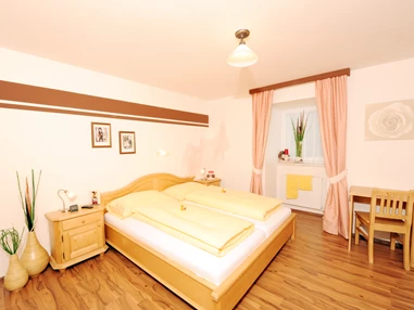 Mountainbikehotel: Unsere Standardzimmer
Bei den Zimmern haben wir besonderen Wert auf qualitativ hochwertige Materialien gelegt, die ein angenehmes Wohngefühl vermitteln. Geschmackvoll und mit viel Liebe zum Detail strahlen die Zimmer eine besondere Behaglichkeit aus.
    Ausstattung mit Fichten-Vollholzmöbeln
    Schreibtisch
    DU/WC, Fön
    Laminatboden
    Flatscreen TV mit Kabelanschluss
    Kostenloser Internet-Zugang (WLAN) - Kirchenwirt Aigen