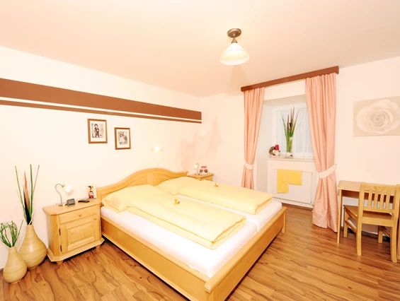 Mountainbikehotel: Unsere Standardzimmer
Bei den Zimmern haben wir besonderen Wert auf qualitativ hochwertige Materialien gelegt, die ein angenehmes Wohngefühl vermitteln. Geschmackvoll und mit viel Liebe zum Detail strahlen die Zimmer eine besondere Behaglichkeit aus.
    Ausstattung mit Fichten-Vollholzmöbeln
    Schreibtisch
    DU/WC, Fön
    Laminatboden
    Flatscreen TV mit Kabelanschluss
    Kostenloser Internet-Zugang (WLAN) - Kirchenwirt Aigen