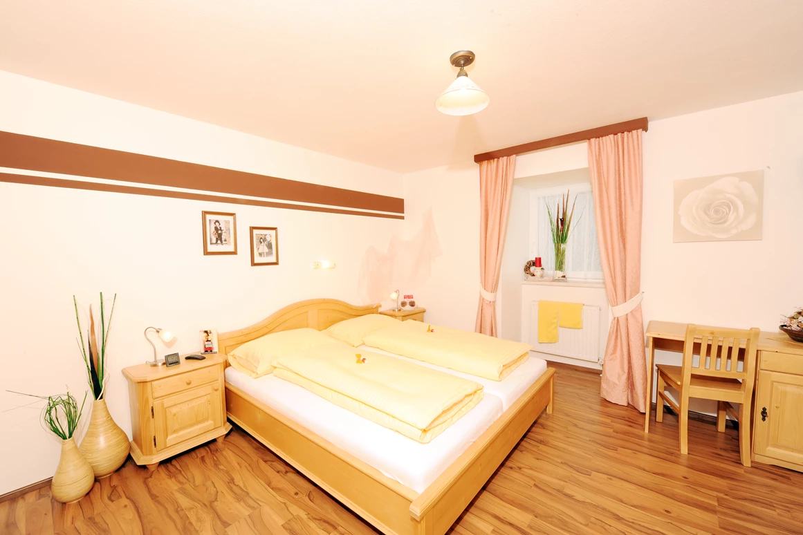 Mountainbikehotel: Unsere Standardzimmer
Bei den Zimmern haben wir besonderen Wert auf qualitativ hochwertige Materialien gelegt, die ein angenehmes Wohngefühl vermitteln. Geschmackvoll und mit viel Liebe zum Detail strahlen die Zimmer eine besondere Behaglichkeit aus.
    Ausstattung mit Fichten-Vollholzmöbeln
    Schreibtisch
    DU/WC, Fön
    Laminatboden
    Flatscreen TV mit Kabelanschluss
    Kostenloser Internet-Zugang (WLAN) - Kirchenwirt Aigen