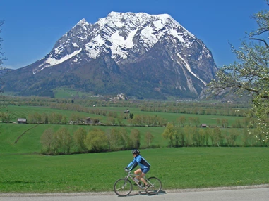 Mountainbikehotel: Ennstalradweg R7
Dieser sportliche, rund 250 Kilometer lange Radweg vom Ursprung der Enns bis zu ihrer Mündung in die Donau führt durch drei Bundesländer - Salzburg, Steiermark und Oberösterreich.
Auch an unserem Haus führt der Ennstalradweg R7 entlang und selbst, wenn Sie nicht die ganze Strecke fahren möchten, bietet er auch in Teiletappen puren Radspaß für die ganze Familie. Das herrliche Panorama und reizvolle Strecken über Wiesen und entlang der Enns werden Sie beeindrucken. - Kirchenwirt Aigen