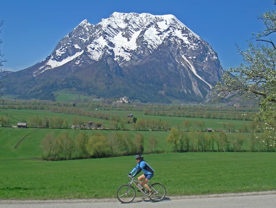 Mountainbikehotel: Ennstalradweg R7
Dieser sportliche, rund 250 Kilometer lange Radweg vom Ursprung der Enns bis zu ihrer Mündung in die Donau führt durch drei Bundesländer - Salzburg, Steiermark und Oberösterreich.
Auch an unserem Haus führt der Ennstalradweg R7 entlang und selbst, wenn Sie nicht die ganze Strecke fahren möchten, bietet er auch in Teiletappen puren Radspaß für die ganze Familie. Das herrliche Panorama und reizvolle Strecken über Wiesen und entlang der Enns werden Sie beeindrucken. - Kirchenwirt Aigen