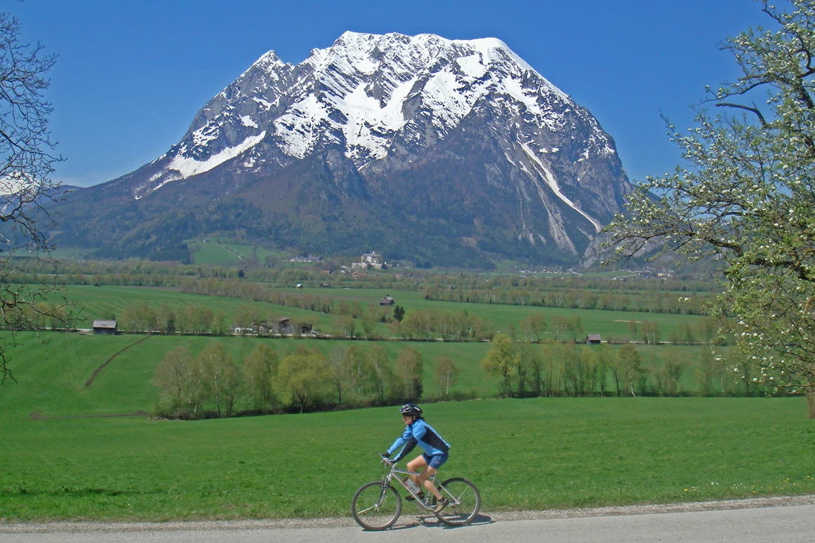 Mountainbikehotel: Ennstalradweg R7
Dieser sportliche, rund 250 Kilometer lange Radweg vom Ursprung der Enns bis zu ihrer Mündung in die Donau führt durch drei Bundesländer - Salzburg, Steiermark und Oberösterreich.
Auch an unserem Haus führt der Ennstalradweg R7 entlang und selbst, wenn Sie nicht die ganze Strecke fahren möchten, bietet er auch in Teiletappen puren Radspaß für die ganze Familie. Das herrliche Panorama und reizvolle Strecken über Wiesen und entlang der Enns werden Sie beeindrucken. - Kirchenwirt Aigen
